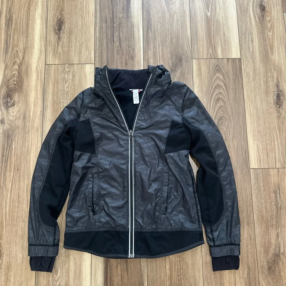 Ivivva girls speed ahead zip up Black Hooded Jacket size 14